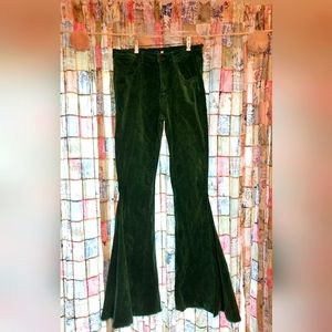 ✨️Altered state✨️,small rib on belt loop, easy fix. Bell bottom/flare corduroy